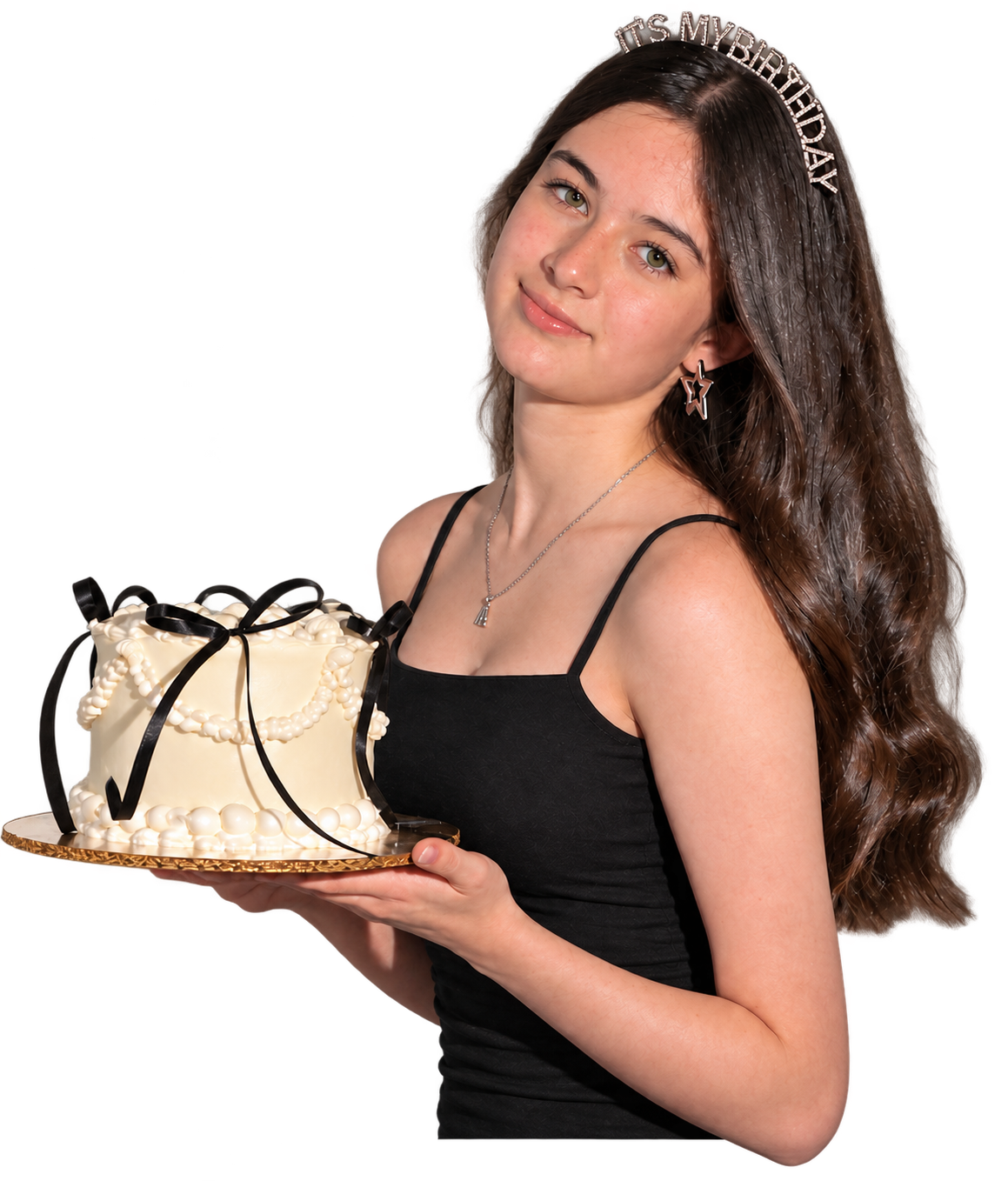 Valentina sosteniendo su pastel